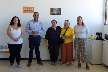 Ascanio conoce la labor del Banco de Tiempo de Tenerife Guaydil en su nueva sede de Finca España