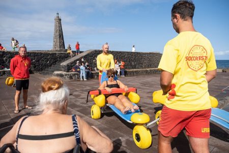 La Laguna pone en marcha el primer servicio de apoyo al baño para personas con discapacidad en la piscina natural de Bajamar