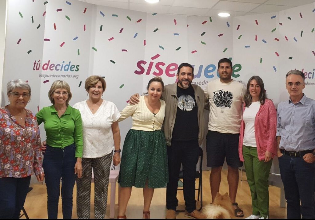Algunas de las personas integrantes de al asamblea local de Sí se puede en La Laguna, junto a su candidato, Rubens Ascanio.