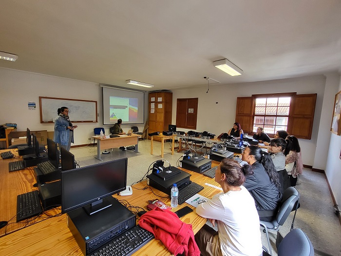 A la izquierda de la imagen, la concejala de Igualdad y Empleo de Tacoronte, Violeta Moreno, da la bienvenida a las mujeres participantes en la formación para el empleo.