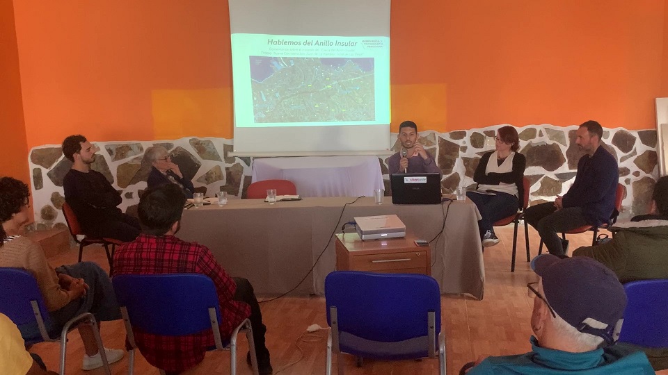 En la mesa, de izquierda a derecha de la imagen: Hugo Cejas, candidato de Unidas Sí Podemos al Parlamento de Canarias (lista archipelágica); Carmela Díaz, candidata de Unidas Sí Podemos al Cabildo de Tenerife; Ricardo Hernández, codirector de la empresa Ingeniería y Topografía Hernández; Ruth Acosta, consultora y activista ambiental, y Yeray Hernández, doctor en Economía e investigador de la ULL.