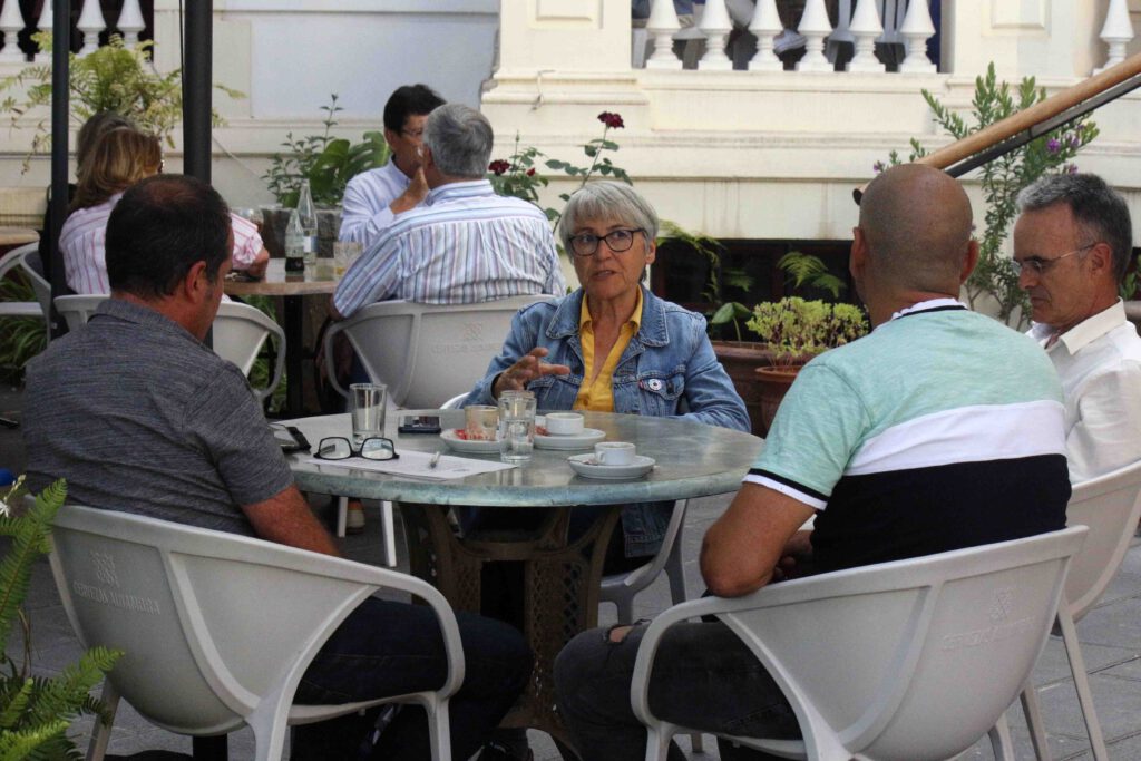 En el centro de la imagen, Carmela Díaz Vilela habla con los representantes de AFMACAN (de espaldas) y José Luis Hernández (a la derecha), candidato de Unidas Sí Podemos al Parlamento por la lista de Tenerife.